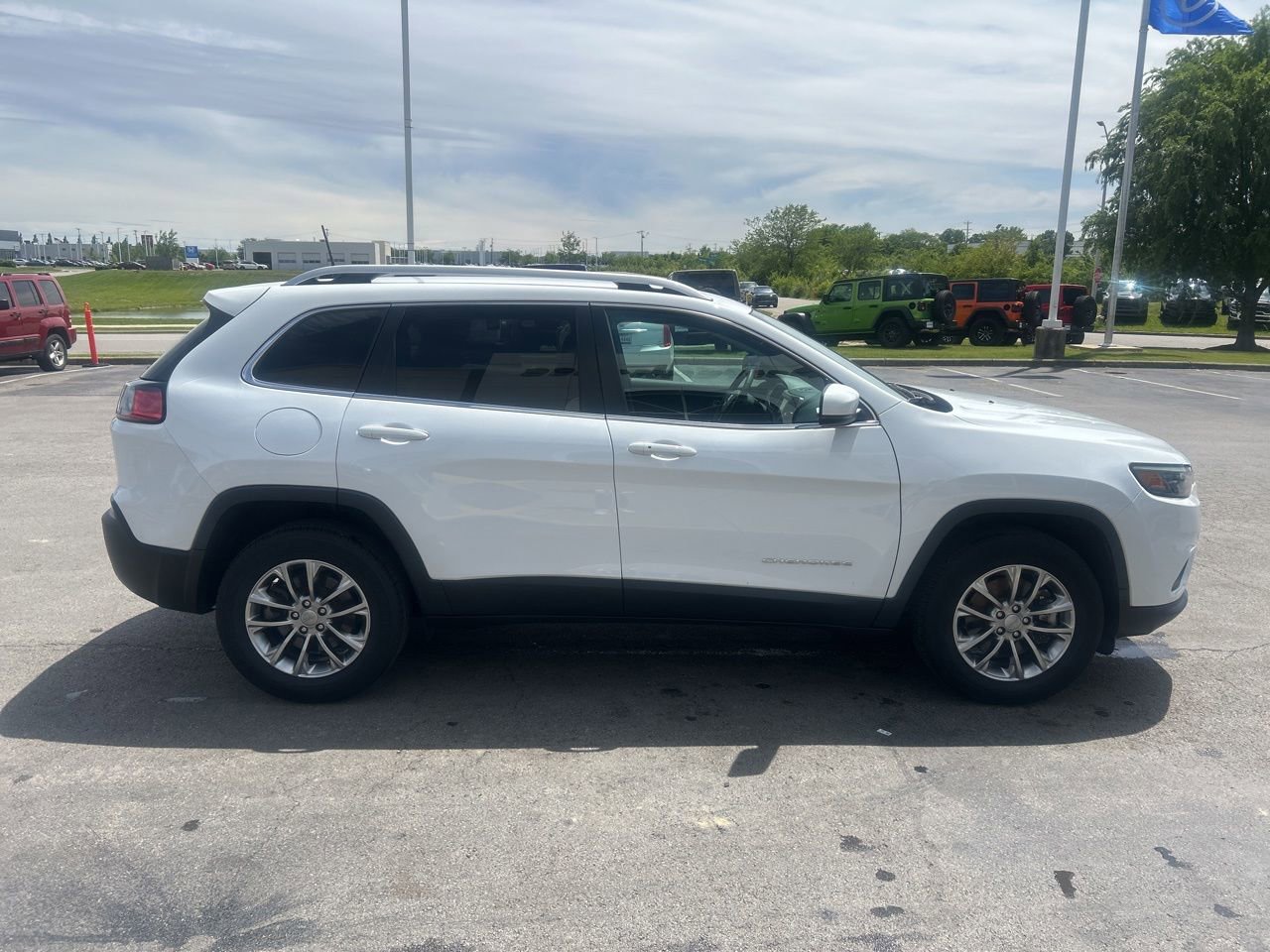 Used 2021 Jeep Cherokee Latitude Lux w/ Comfort/Convenience Group AWD/4WD image 2
