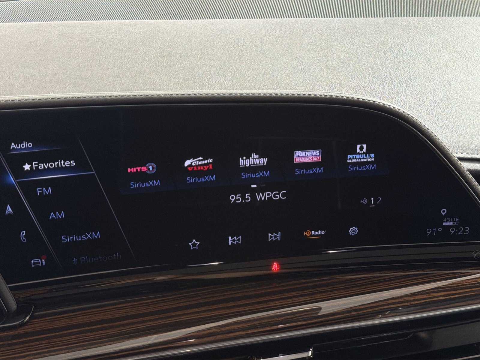 Used 2023 Cadillac Escalade Premium Luxury w/ Performance Package AWD/4WD image 18