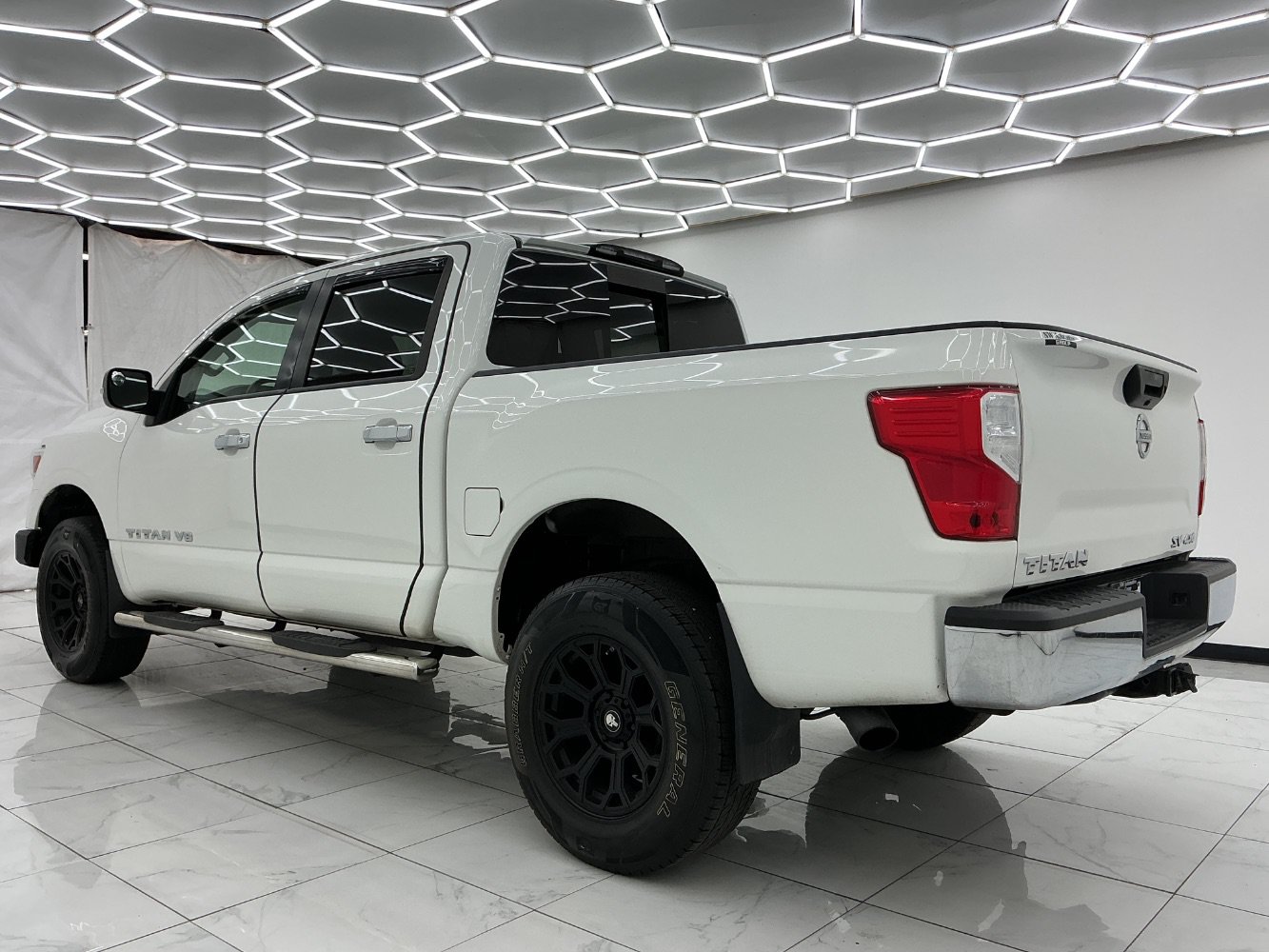 Used 2019 Nissan Titan SV AWD/4WD image 11