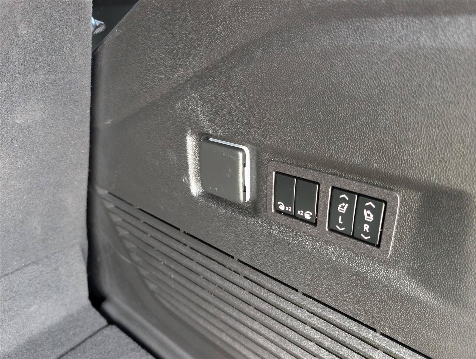 Used 2023 Chevrolet Tahoe Z71 w/ Luxury Package AWD/4WD image 16