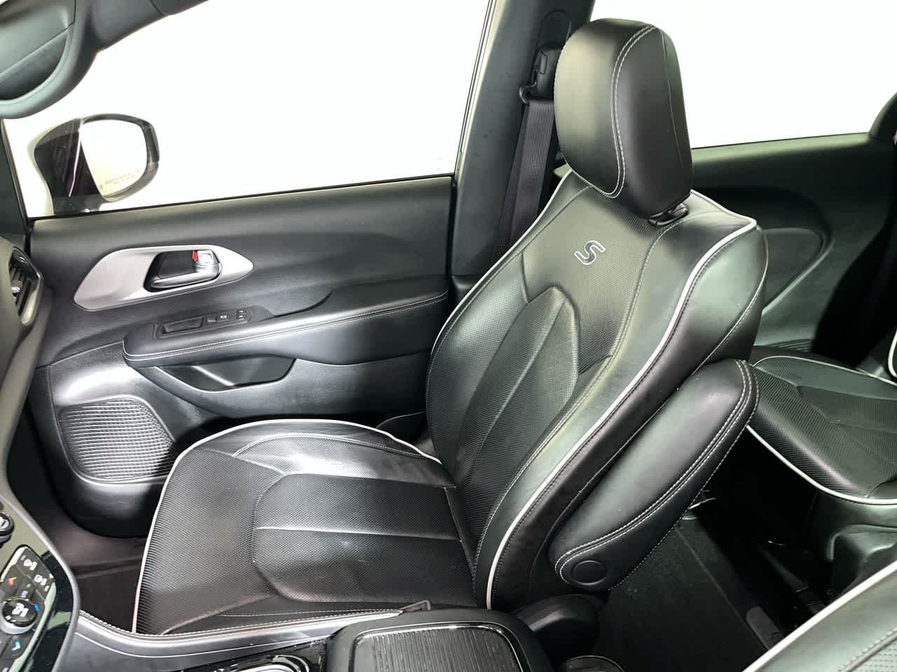 Used 2024 Chrysler Pacifica Premium FWD image 28