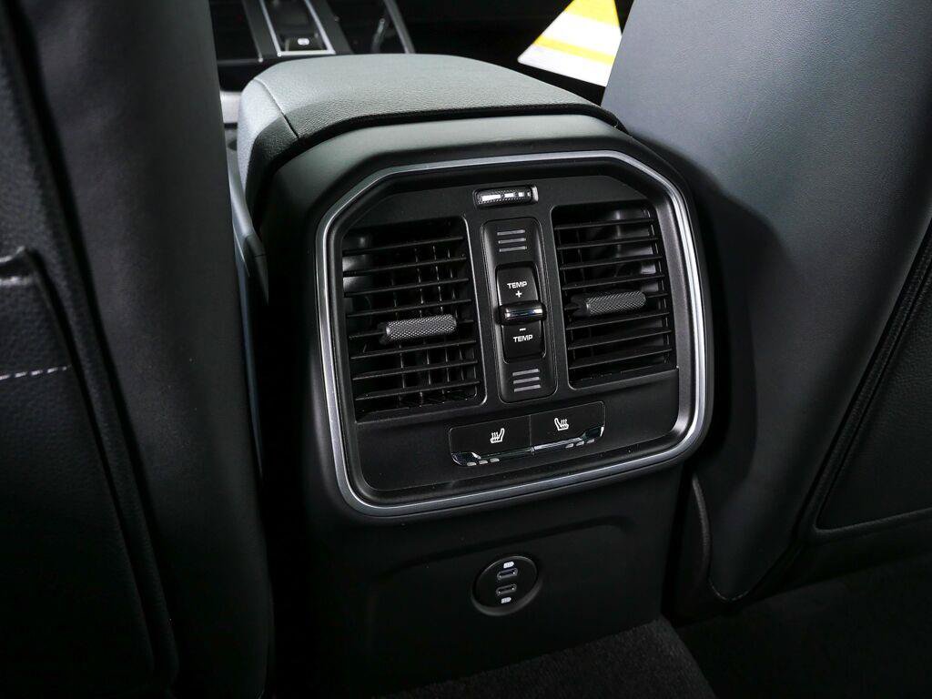 Certified 2026 Porsche Macan AWD/4WD image 21