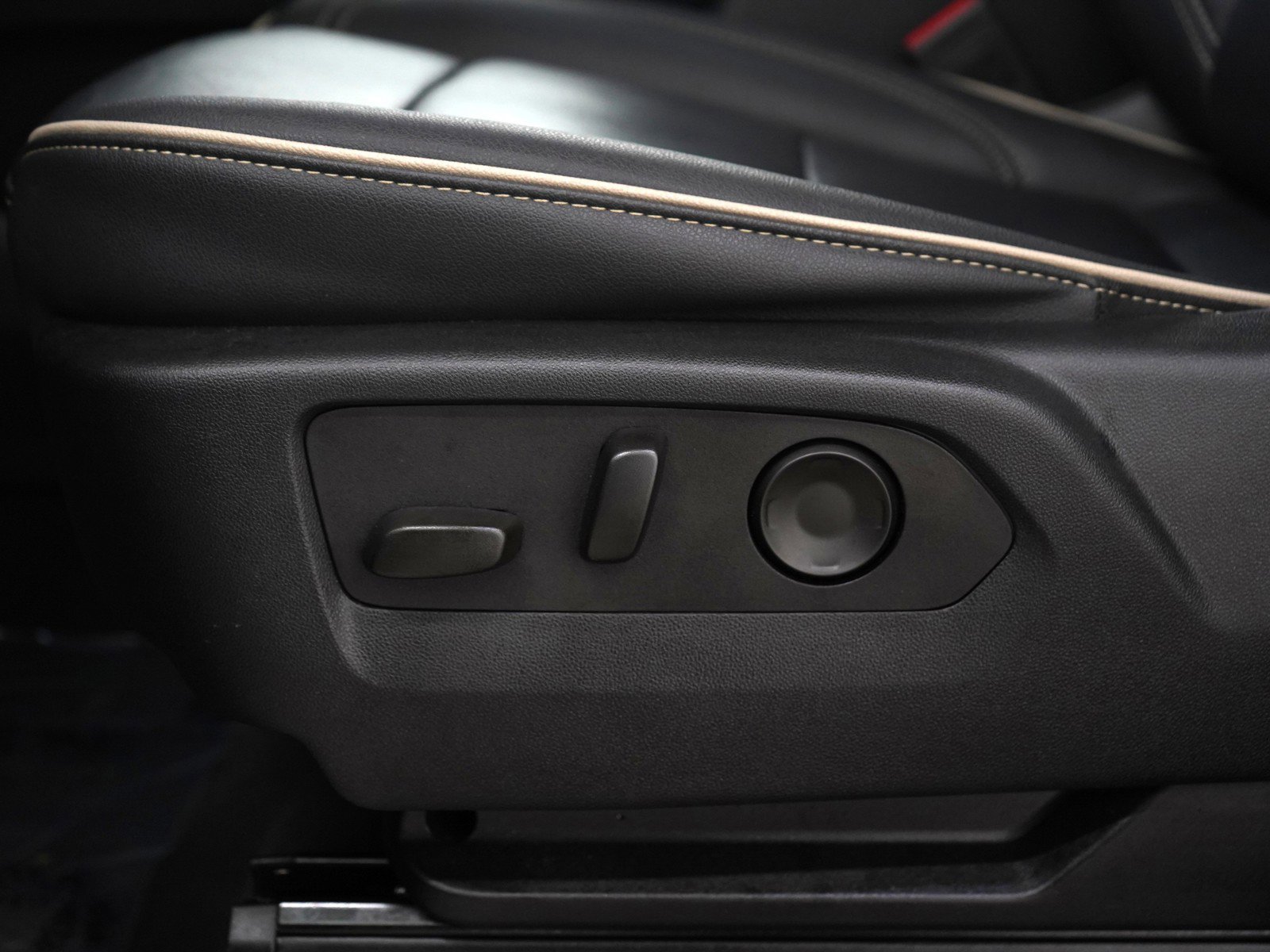 Used 2024 GMC Yukon SLT image 31