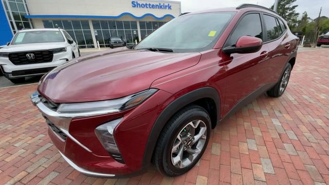 Used 2025 Chevrolet Trax LT w/ Driver Confidence Package FWD image 5