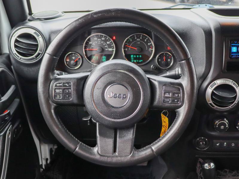 Used 2015 Jeep Wrangler Unlimited Sahara w/ Connectivity Group AWD/4WD image 12