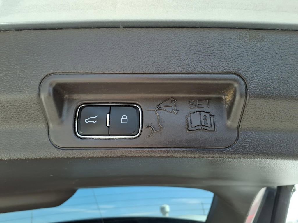 Used 2022 Ford Explorer Platinum w/ Premium Technology Package image 20