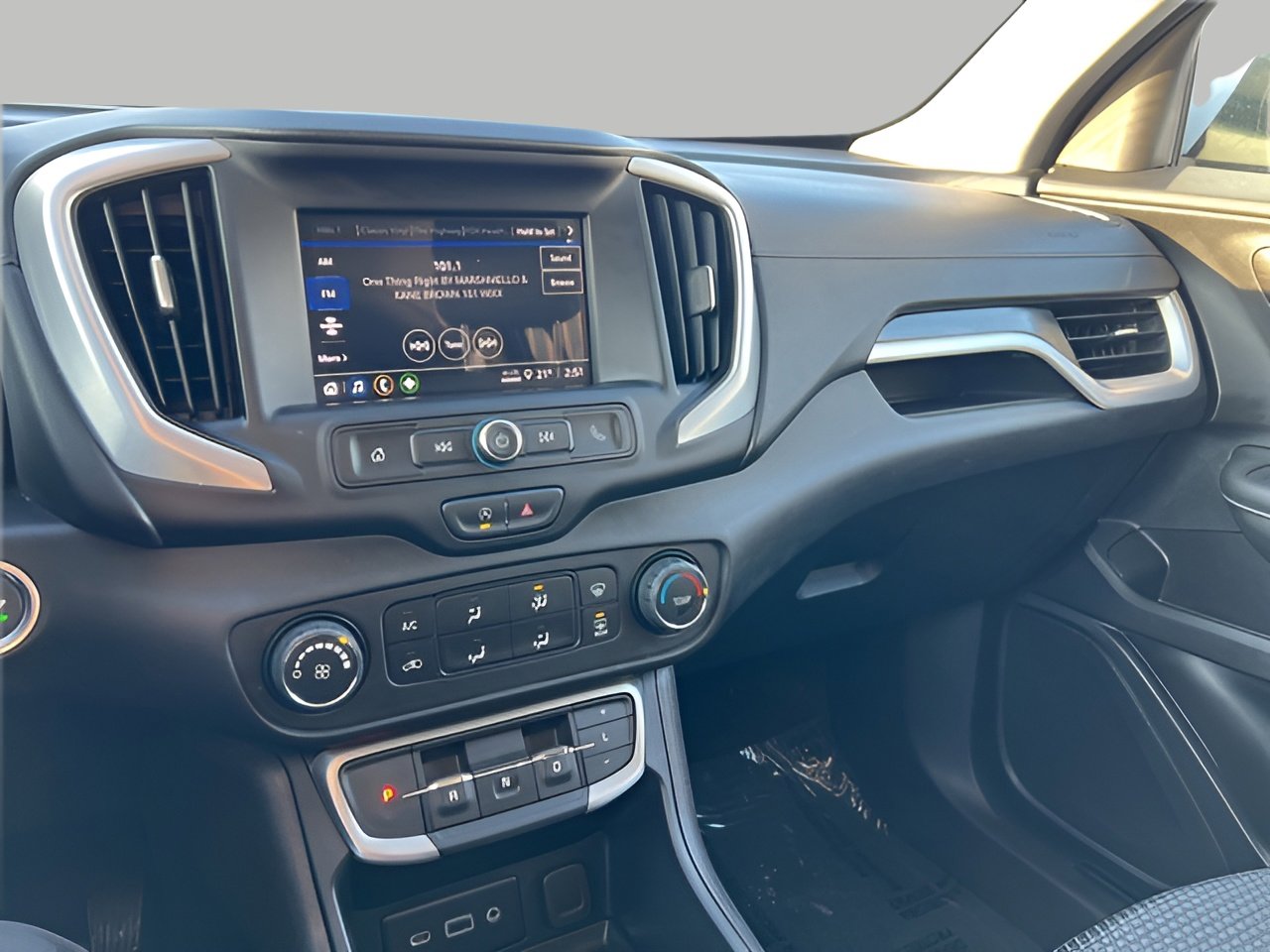 Used 2024 GMC Terrain SLE image 37