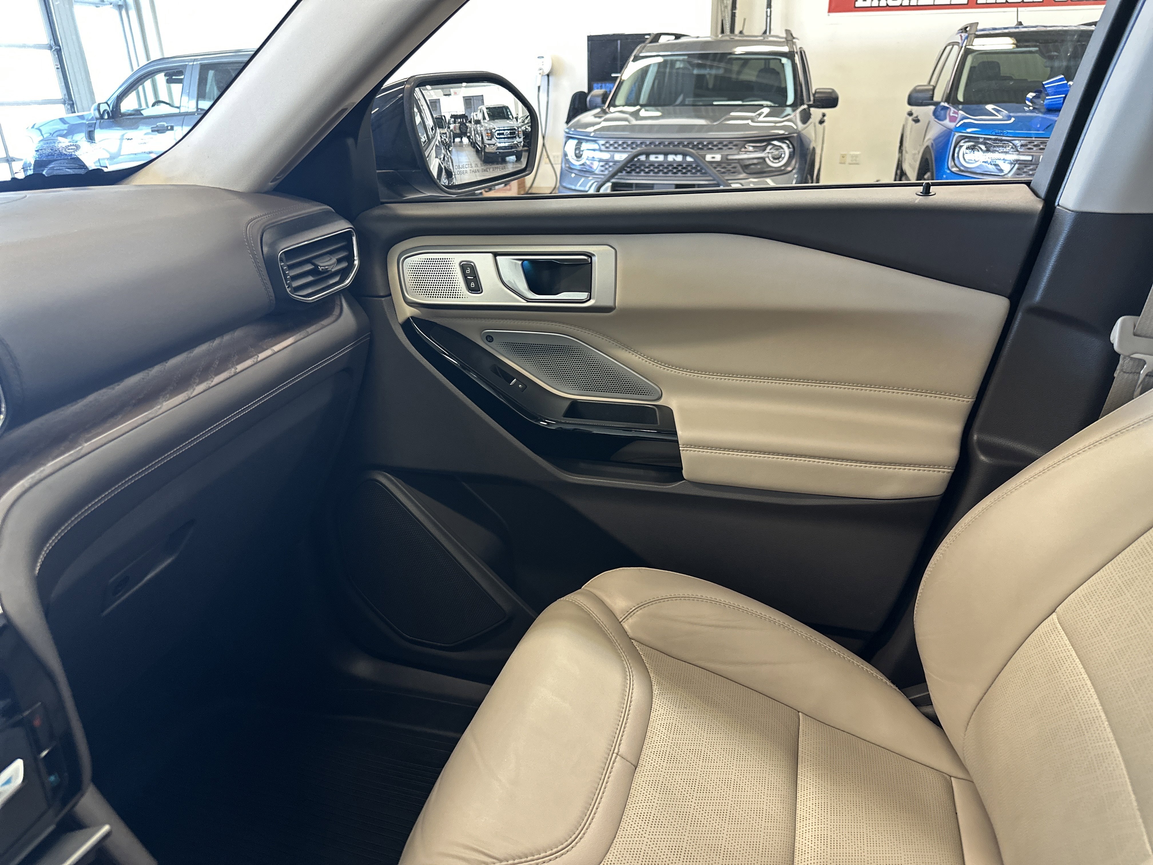 Used 2022 Ford Explorer Platinum w/ Technology Package image 28