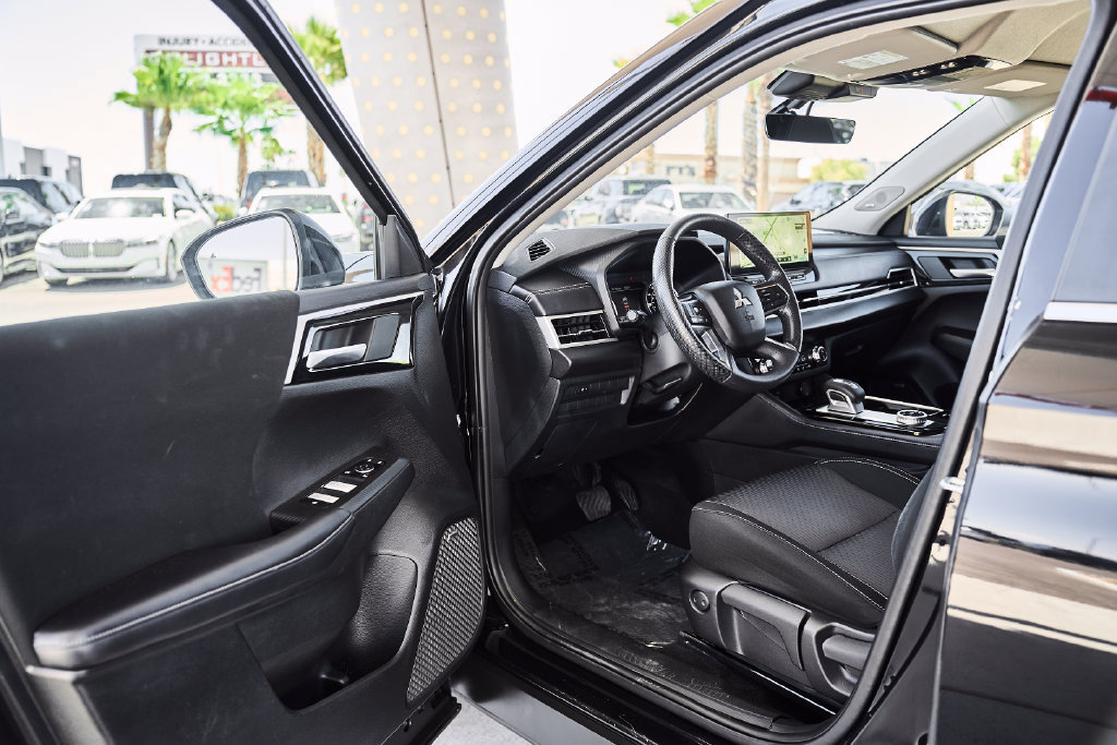 Used 2025 Mitsubishi Outlander ES FWD image 12