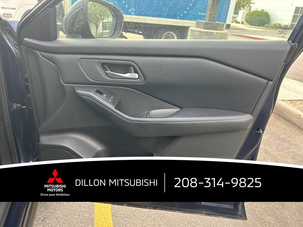 Used 2025 Nissan Rogue SV AWD/4WD image 14