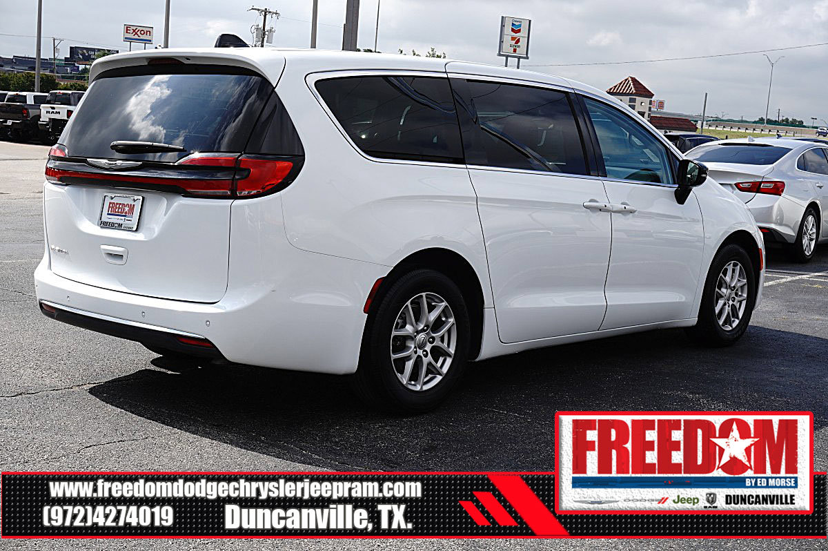 Used 2024 Chrysler Pacifica Touring-L FWD image 5