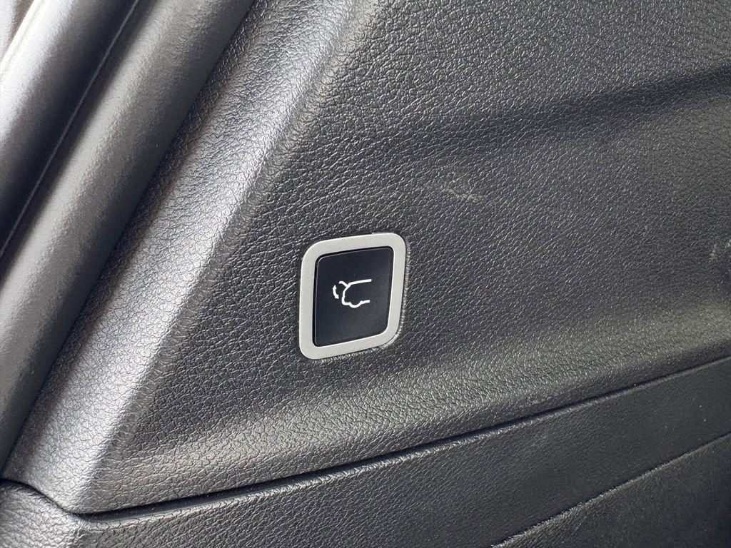 Used 2025 Chrysler Pacifica Select image 17
