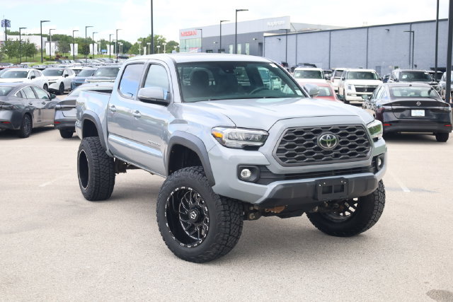 Used 2020 Toyota Tacoma TRD Off-Road w/ TRD Premium Off Road Package AWD/4WD image 2