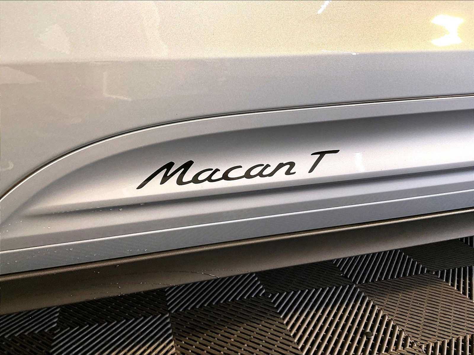 Certified 2023 Porsche Macan AWD/4WD image 19