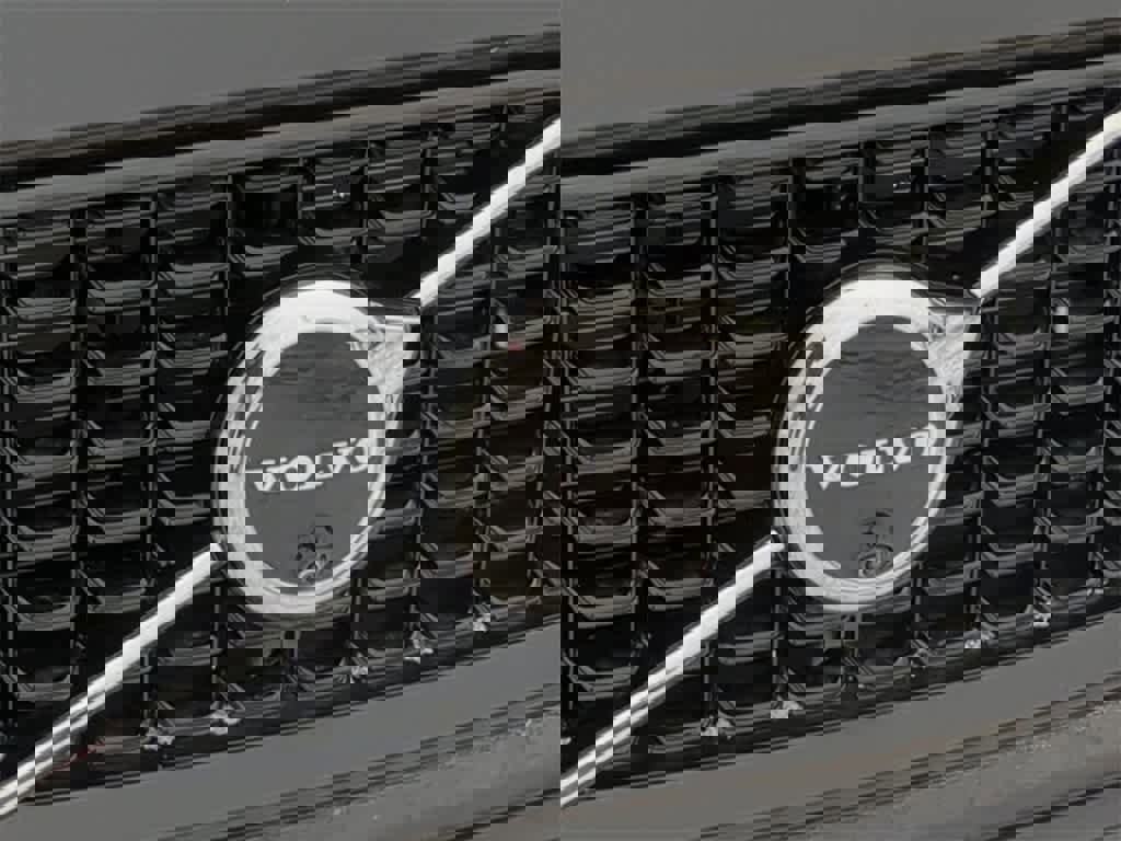 Used 2025 Volvo XC60 B5 Ultra image 11