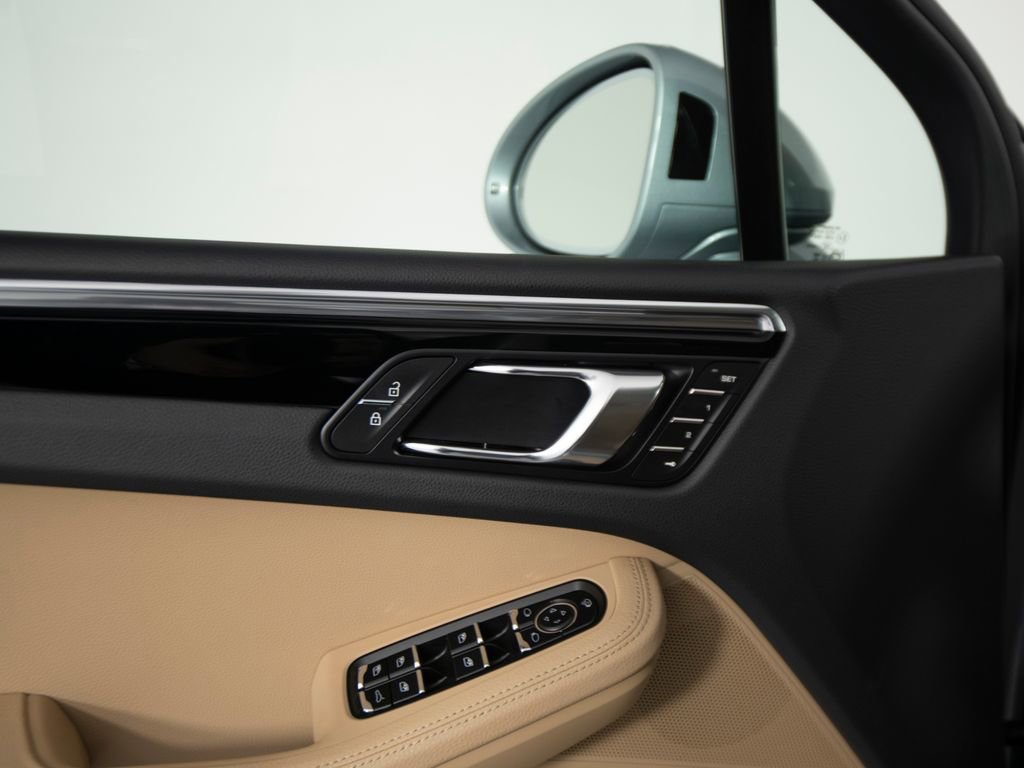 Certified 2025 Porsche Macan image 18