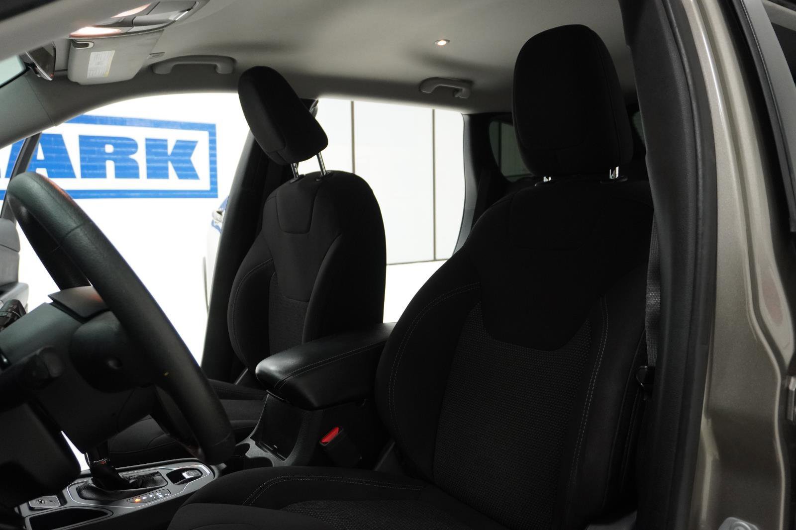 Used 2019 Jeep Cherokee Latitude w/ Popular Appearance Group image 16