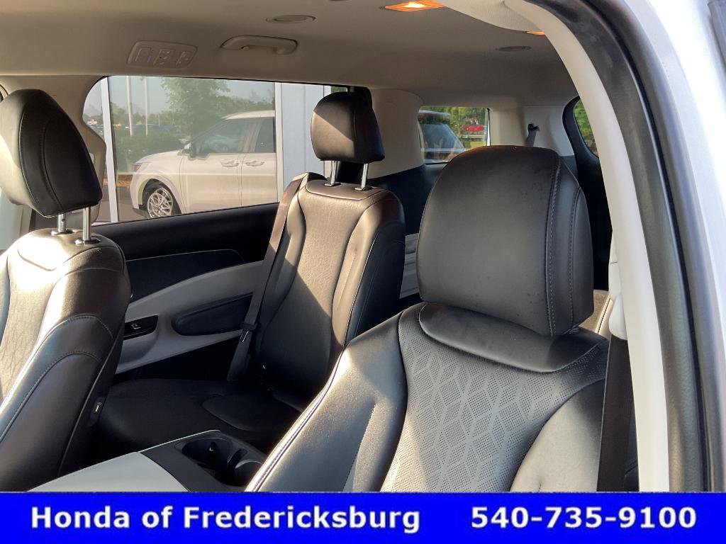 Used 2024 Kia Carnival LX FWD image 33