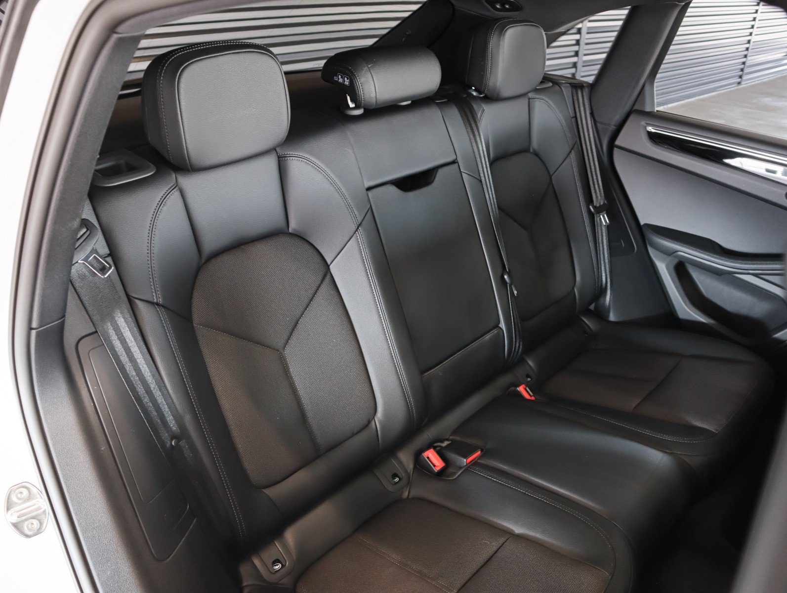 Used 2026 Porsche Macan AWD/4WD image 6