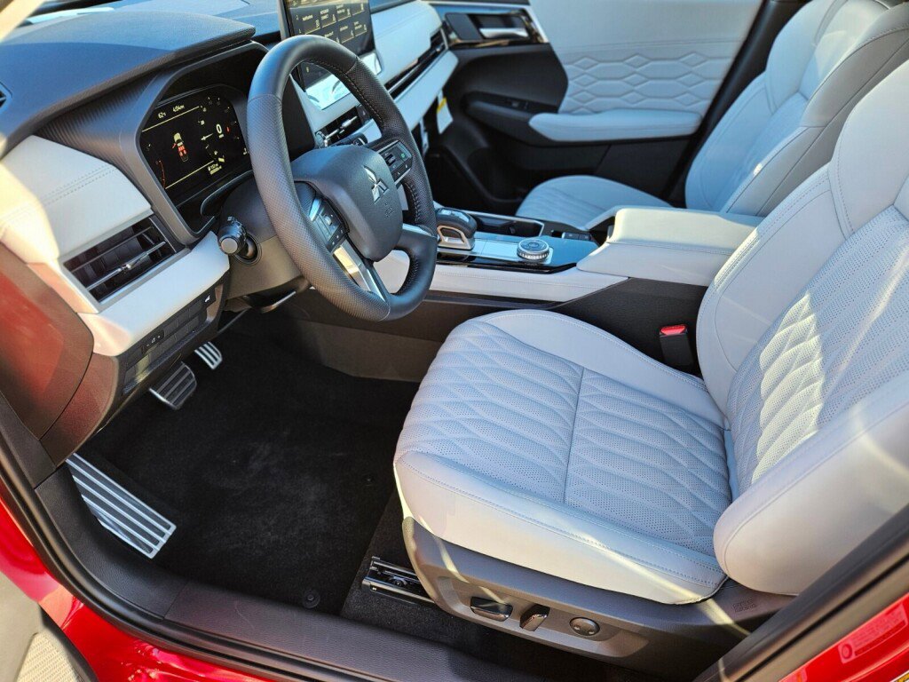 New 2025 Mitsubishi Outlander SEL image 17
