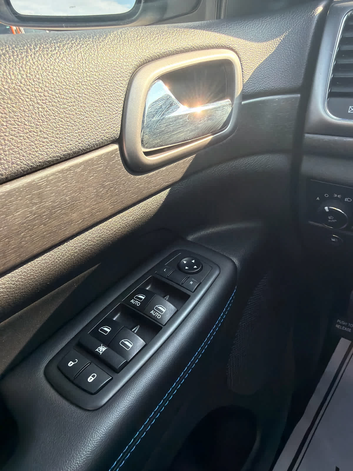 Used 2018 Jeep Grand Cherokee Laredo AWD/4WD image 12