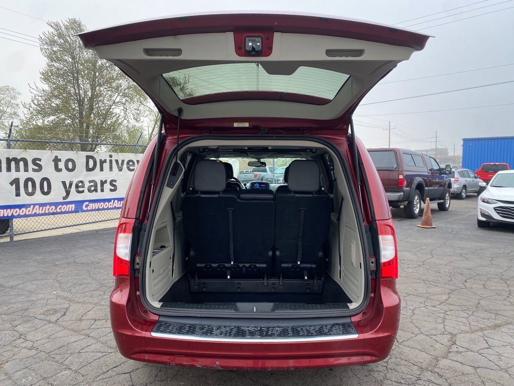 Used 2012 Chrysler Town & Country Touring-L w/ Driver Convenience Group FWD image 4