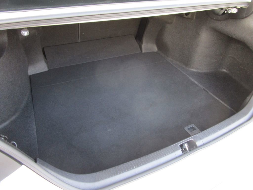 Used 2020 Toyota Camry LE image 10