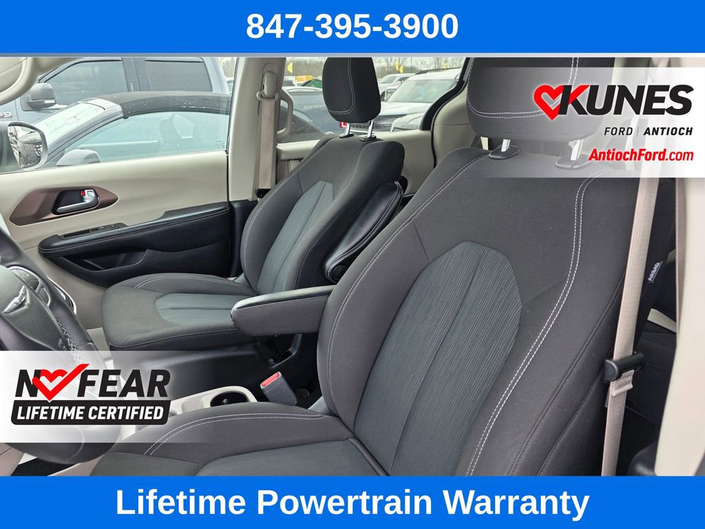Used 2023 Chrysler Voyager LX image 16