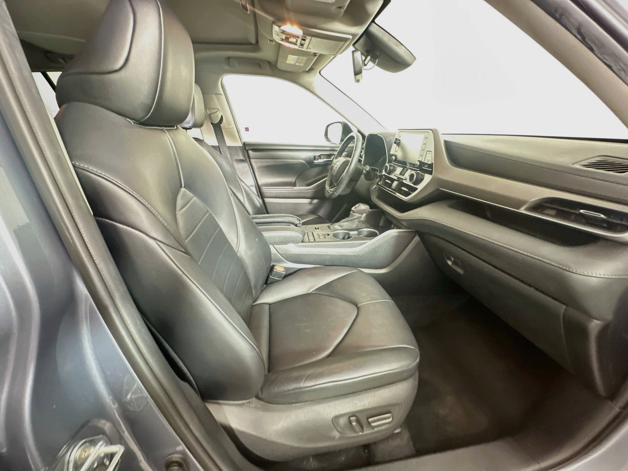 Used 2020 Toyota Highlander XLE FWD image 33