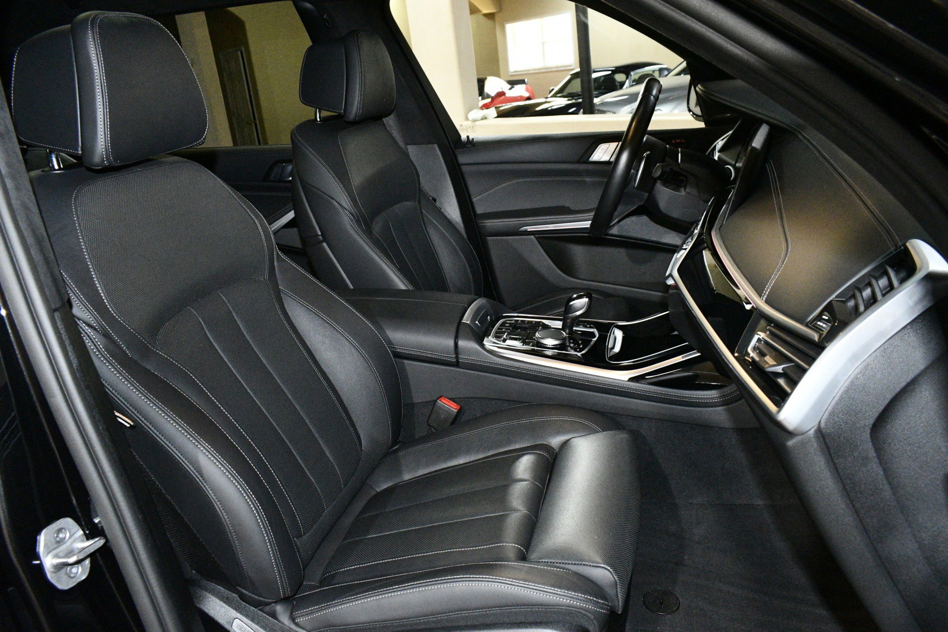 Used 2022 BMW X7 M50i w/ Luxury Seating Package image 8