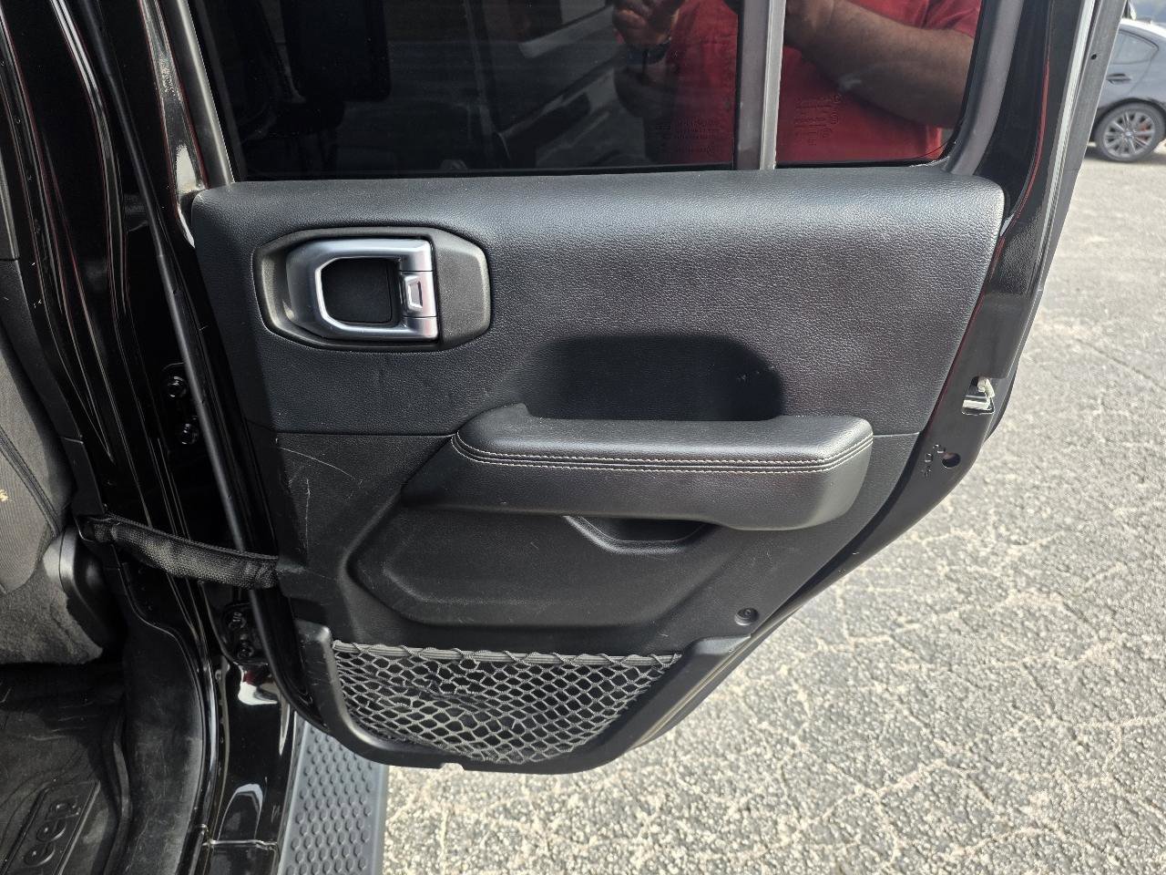 Used 2018 Jeep Wrangler Unlimited Sahara AWD/4WD image 13