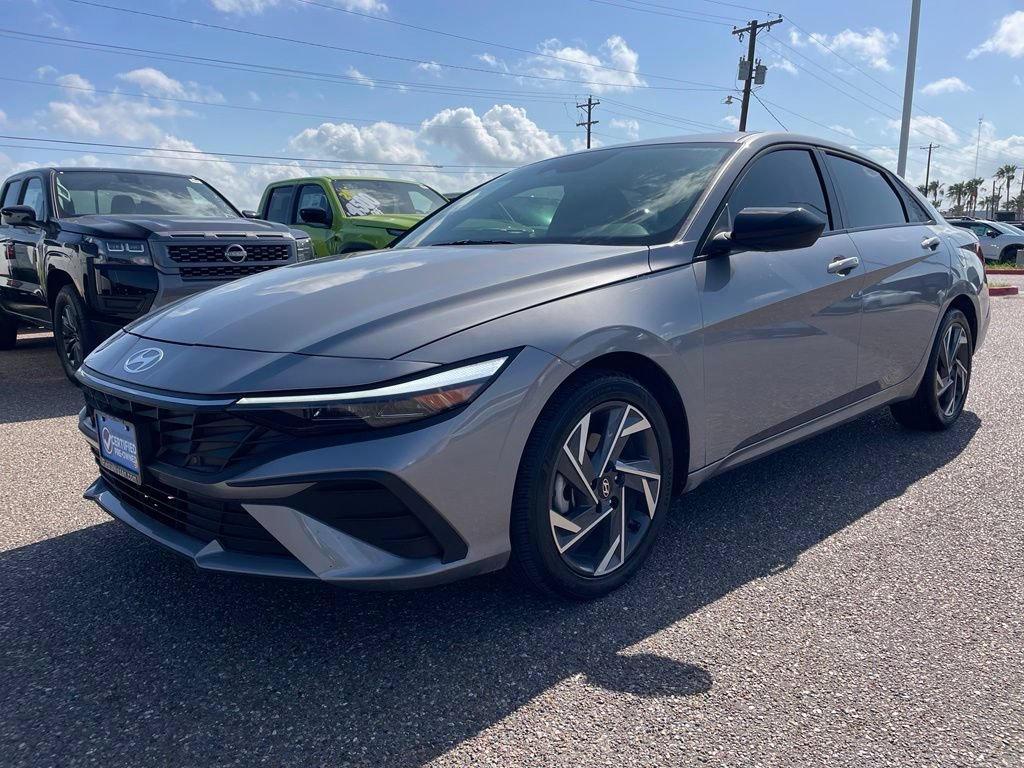 Used 2025 Hyundai Elantra Sport FWD image 3
