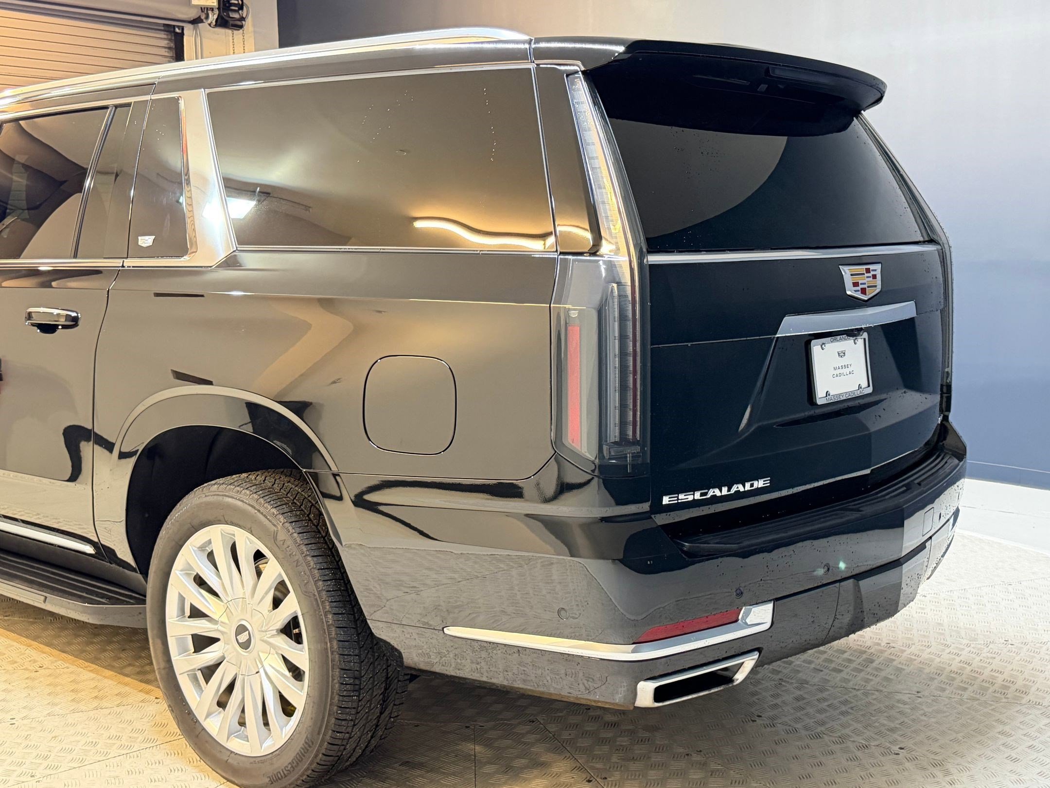 Used 2025 Cadillac Escalade ESV Luxury RWD image 20