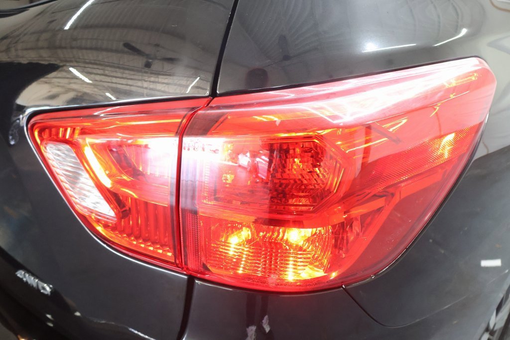 Used 2020 Nissan Pathfinder S image 29