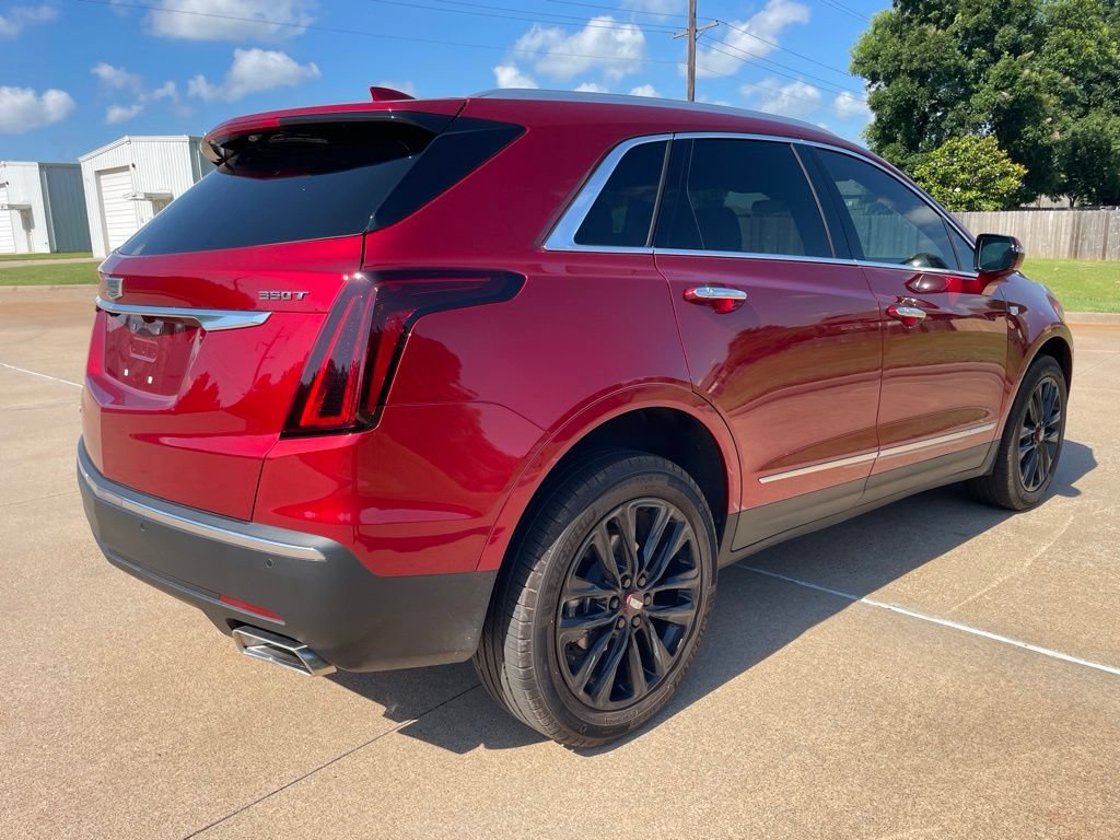 Used 2025 Cadillac XT5 Luxury w/ LPO, Red Accent Package AWD/4WD image 5
