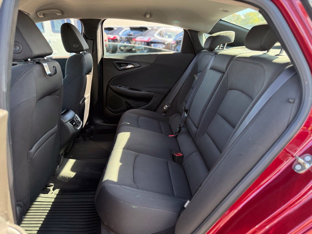 Used 2018 Chevrolet Malibu LT w/ Driver Confidence Package FWD image 11