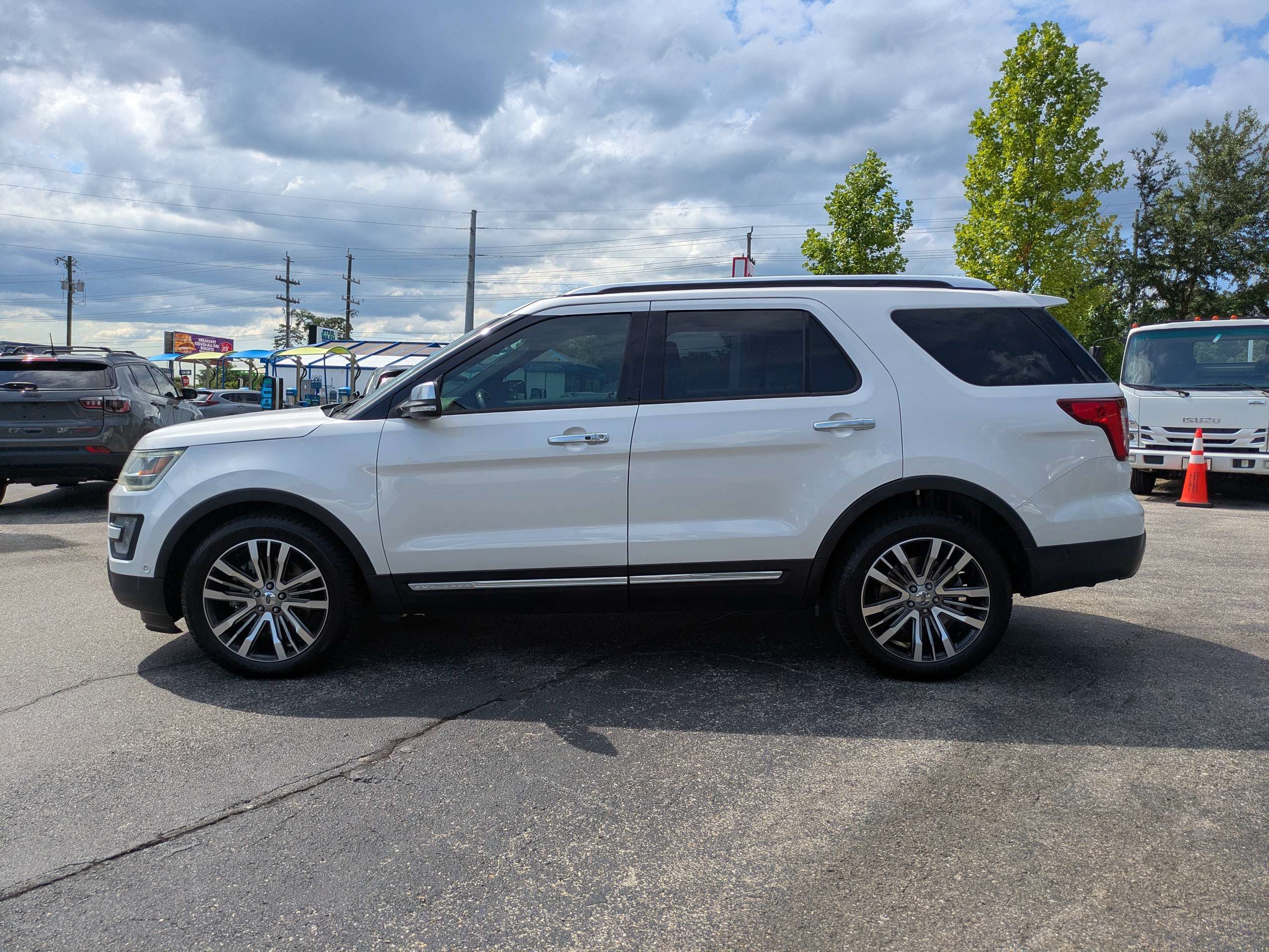 Used 2017 Ford Explorer Platinum AWD/4WD image 7