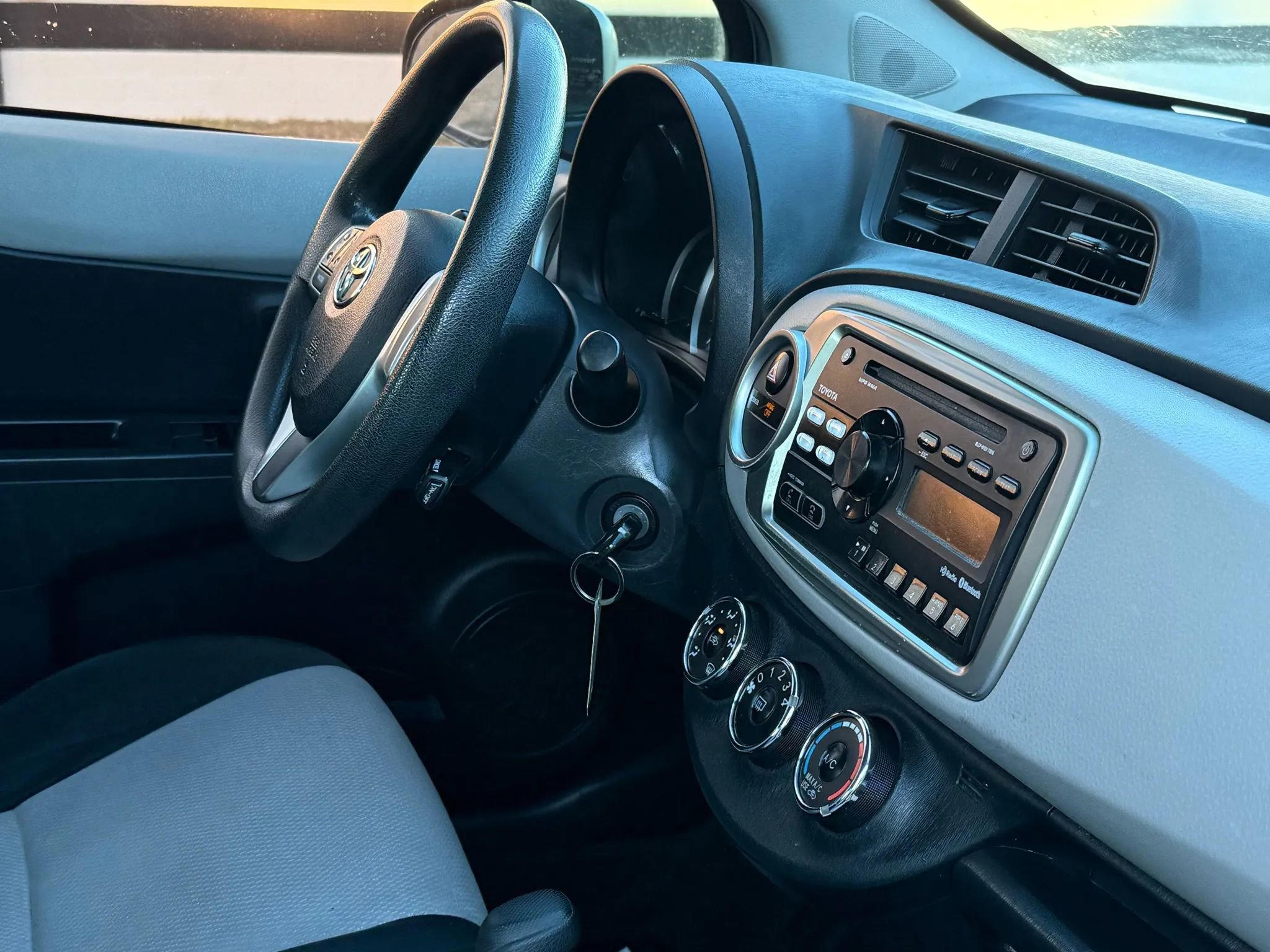 Used 2013 Toyota Yaris LE image 25