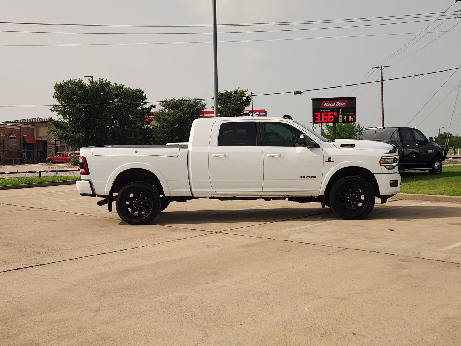 Used 2022 RAM 2500 Laramie w/ Night Edition AWD/4WD image 7