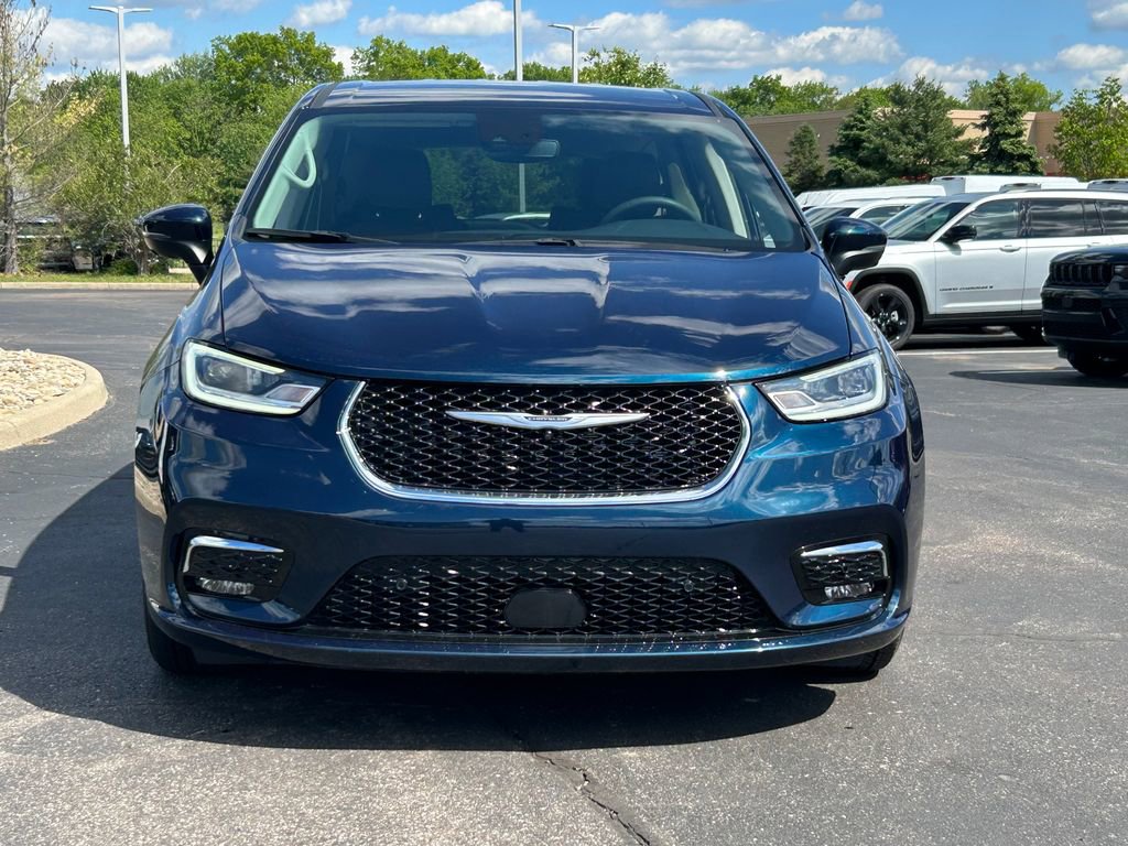 Used 2023 Chrysler Pacifica Touring-L FWD image 2