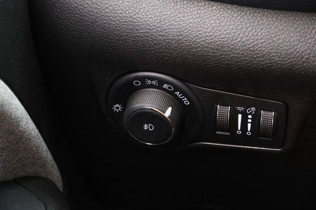Used 2025 Jeep Compass Latitude w/ Sun & Sound Group AWD/4WD image 21