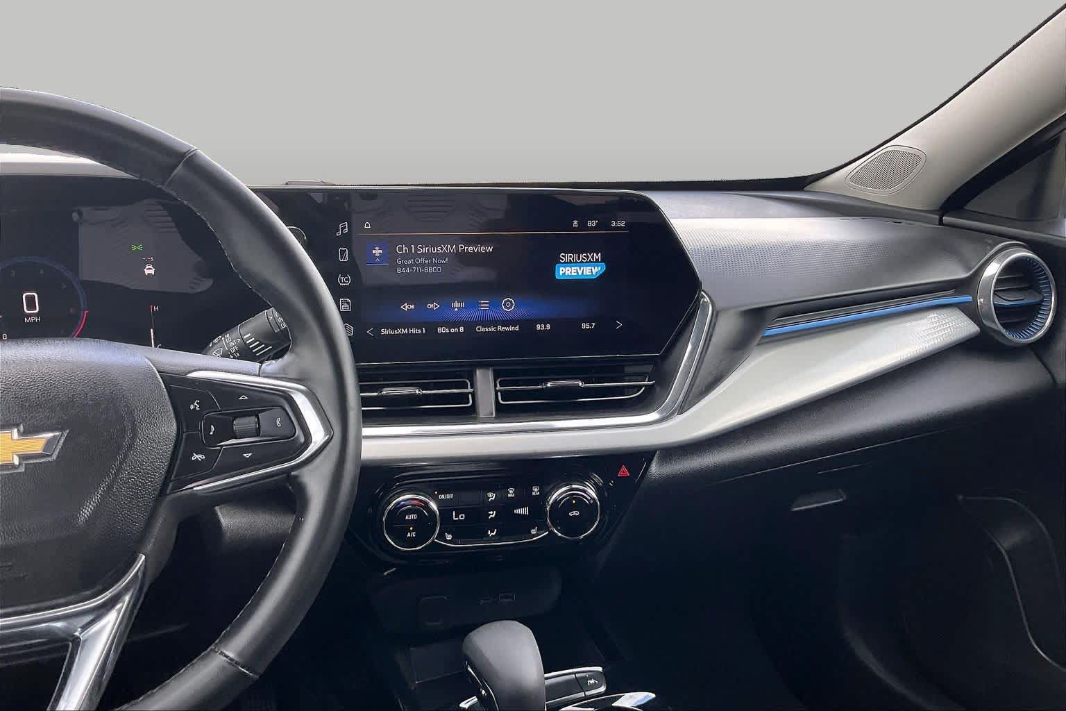Used 2025 Chevrolet Trax LT w/ LT Convenience Package FWD image 7