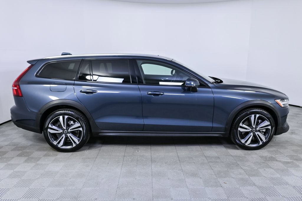 Used 2025 Volvo V60 B5 Cross Country Plus image 27