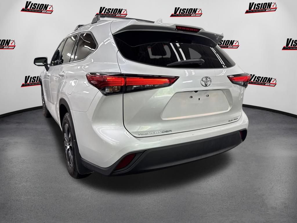 Used 2022 Toyota Highlander XLE AWD/4WD image 7