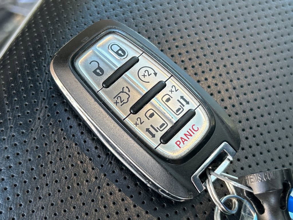 Used 2022 Chrysler Pacifica Limited w/ Uconnect Theater Family Group FWD image 36