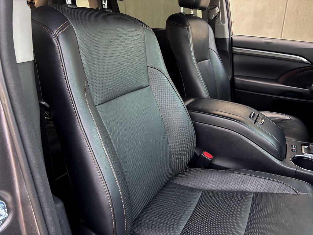 Used 2017 Toyota Highlander Limited AWD/4WD image 38
