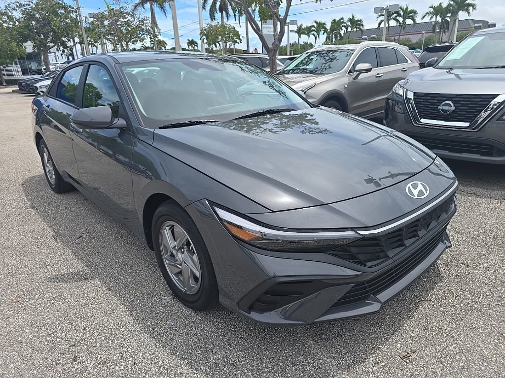Used 2024 Hyundai Elantra SE image 3