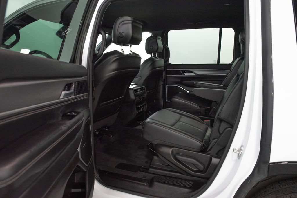 Used 2025 Jeep Wagoneer Series II RWD image 8