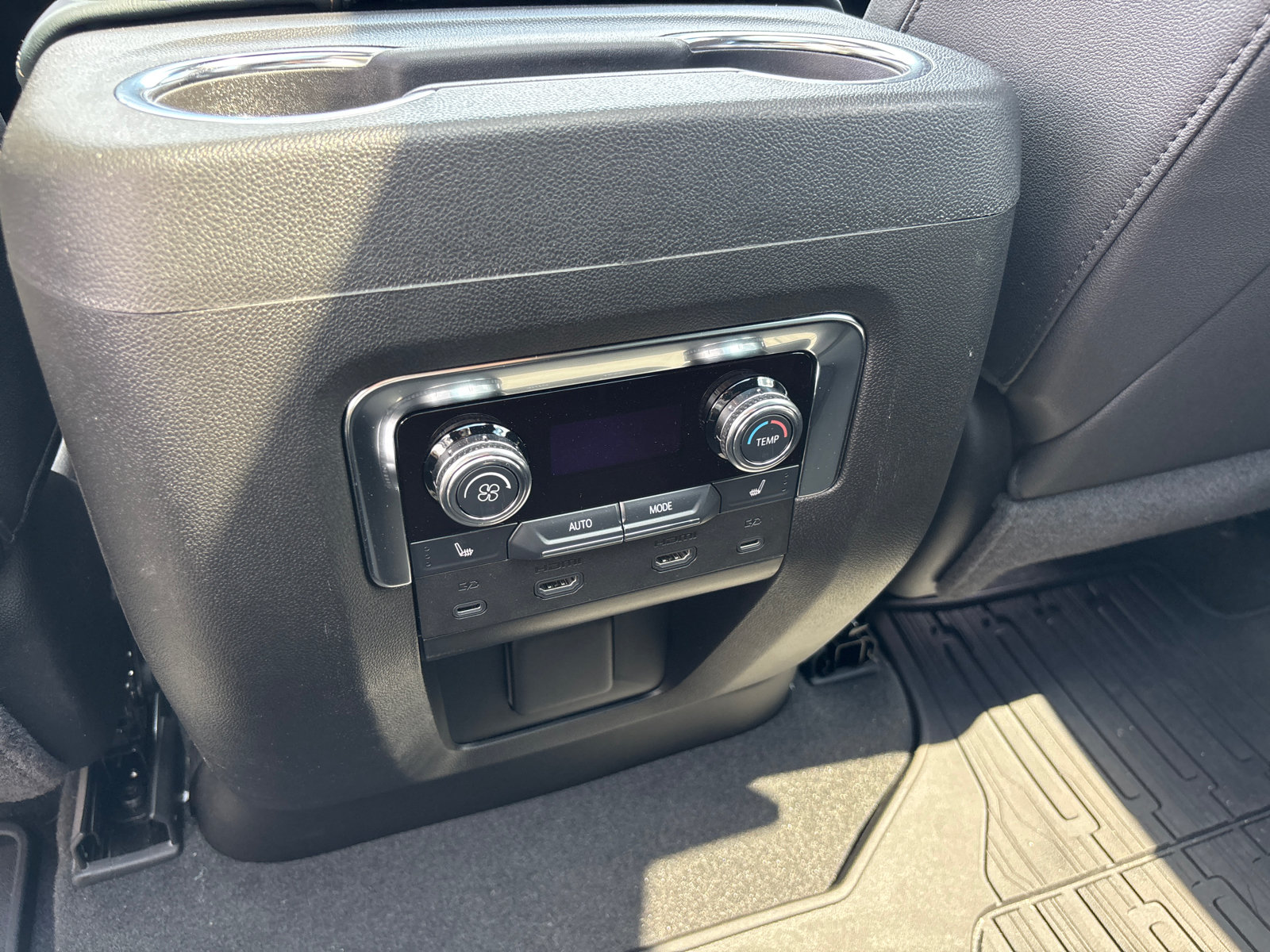 Used 2025 GMC Yukon AT4 w/ AT4 Premium Plus Package AWD/4WD image 31