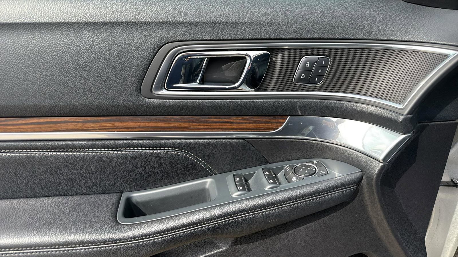 Used 2016 Ford Explorer Limited image 12